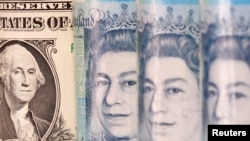 ARCHIVO: Billetes de libras esterlinas y dólar se observan en esta ilustración