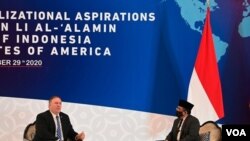 El secretario de Estado Mike Pompeo y el secretario general del Nahdlatul Ulama Yahya, Cholil Staquf, conversan en Yakarta el jueves, 29 de octubre de 2020.