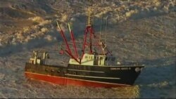 Encalla barco y guardacostas que lo rescataba en playa de Nueva York