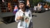 រូបឯកសារ៖ ស្ត្រី​ម្នាក់​កាន់​រូបភាព​លោក កែម ឡី ខណៈ​ពេល​ប្រជា​ពលរដ្ឋ​រាប់​ម៉ឺន​នាក់​ចូលរួម​ជូន​ដំណើរ​លោក​ កែម ឡី​ នៅ​ថ្ងៃ​អាទិត្យ​ ទី​២៤ ខែកក្កដា​ ឆ្នាំ២០១៦​។​ 