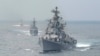 Buques de guerra navales indios en formación durante un ejercicio en las aguas de la Bahía de Bengala en la ciudad de Chennai, en el sur de la India, el 24 de enero de 2010. 