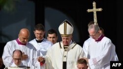 El Papa Francisco llega a la Basílica de San Pedro para la celebrar la misa de canonización del inglés John Henry Newman, la italiana Giuseppina Vannini, la india Maria Teresa Chiramel Mankidiyan, la brasileña Dulce Lopes Pontes y la suiza Margarita Bays. Oct.13, 2019. AFP.
