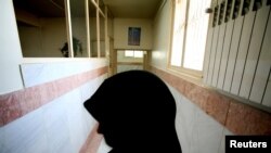 Una carcelera es fotografiada en la prisión Evin, en Therán, el 13 de junio de 2006, luego de la detención de decenas de manifestantes contra el gobierno iraní.