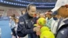 Tenista chino Peng Shuai firma pelotas de tenis de gran tamaño en la ceremonia de apertura de la Fila Kids Junior Tennis Challenger Final en Beijing, China, el 21 de noviembre de 2021, en esta captura de pantalla obtenida de un video de las redes sociales. TWITTER @QINGQINGPARIS 