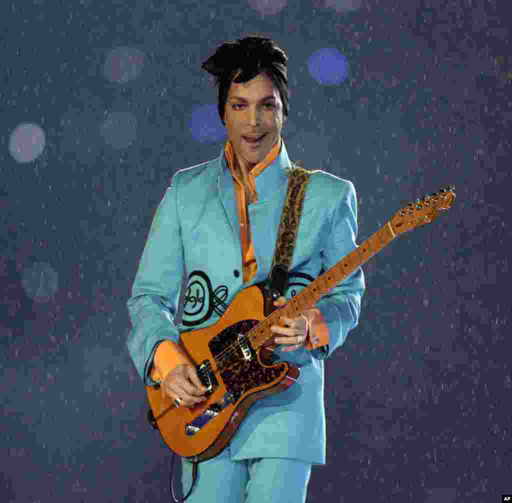 Prince durante la actuación de medio tiempo del Super Bowl XLI en el estadio Dolphin en Miami, el cuatro de febrero de 2007.