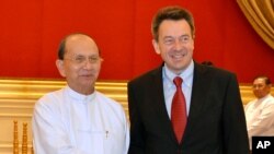 Burma's President Thein Sein with the International Committee of the Red Cross (ICRC) President Peter Maurer during their meeting at Presidential residence in Naypyitaw, Burma, January 14, 2013. 