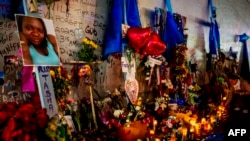 ARCHIVO - Dolientes realizan una vigilia en Bourbon Street por las víctimas del ataque terrorista del 1 de enero en Nueva Orleans, Luisiana, el 4 de enero de 2025.