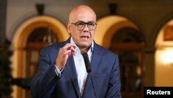 El ministro de Comunicaciones e Información del gobierno oficialista, Jorge Rodríguez, denuncia robo de armas por parte del presidente interino de Venezuela, Juan Guaidó.