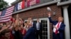 El expresidente Donald Trump lanza una pelota de fútbol americano a la multitud durante una visita a Alpha Gamma Rho, en la Universidad Estatal de Iowa antes de un partido de fútbol americano universitario el 9 de septiembre de 2023, en Ames, Iowa. (Foto AP/Charlie Neibergall)