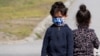 Deca migranata nose maske kako bi se zaštitila od zaraze Kovidom 19, tokom vakcinacije u centru za izbeglice u Krnjači, u Beogradu, 26. marta 2021. Srbija je započela sa vakcinacijom migranata. (Foto: AP)