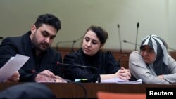 Avukat Seda Basay-Yildiz (ortada) tehdit mektubu gönderilen kişiler arasında yer alıyor. 