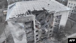 Esta fotografía tomada y publicada por el Servicio de Emergencia de Ucrania el 21 de febrero de 2024 muestra un edificio dañado, donde cuatro residentes resultaron heridos, tras un ataque nocturno al distrito de Pokrovsk, en Donetsk, en medio de la invasión rusa en Ucrania.