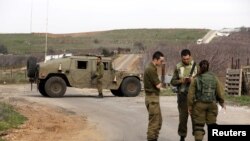 Soldados israelíes bloquean una carretera cerca de la frontera con Siria, en las Alturas de Golán.