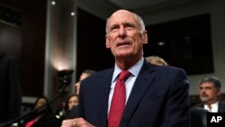 El Director Nacional de Inteligencia Dan Coats se prepara para testificar en el Congreso. Mayo 23 de 2017.