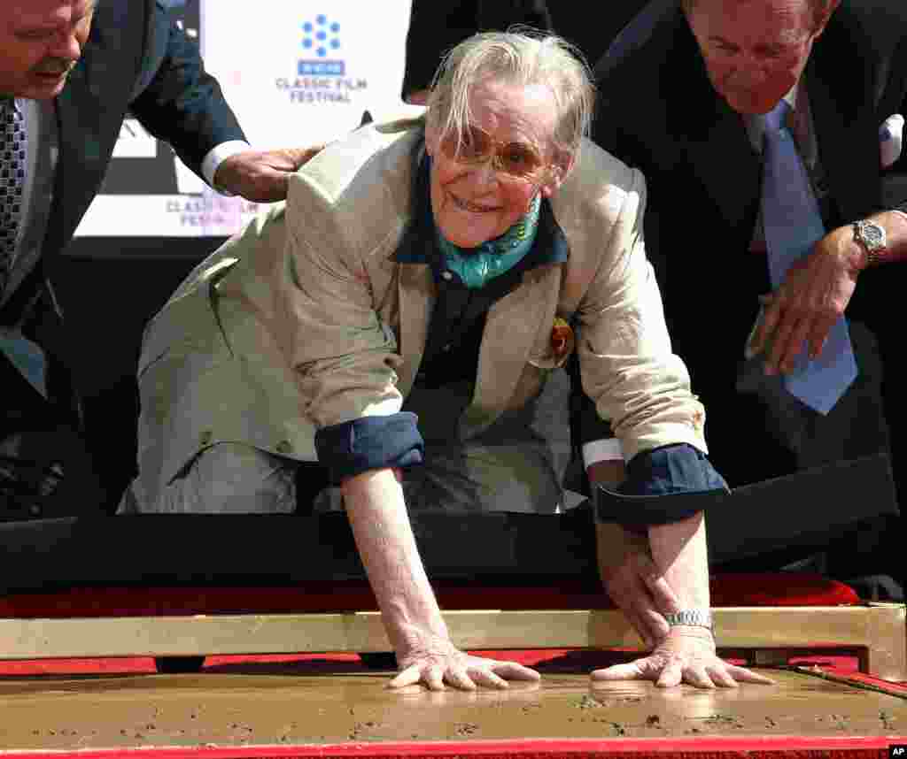 Peter O’Toole places his handprints in cement as he is honored during the TCM Classic Film Festival at Grauman’s Chinese Theatre in Los Angeles, April 11, 2011. 