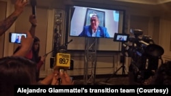 El presidente electo de Guatemala, Alejandro Giammattei, habla con la prensa guatemalteca el miércoles, 22 de agosto, de 2019, sobre su viaje a EE.UU.