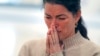 前奧運滑冰選手南希·克里根(Nancy Kerrigan)在波士頓滑冰俱樂部悼念遇難的滑冰選手。 (美聯社：2025年1月30日)