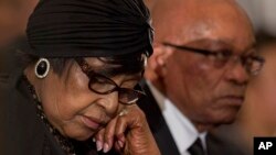 Winnie Madikizela-Mandela,ex esposa de Nelson Mandela, y el presidente de Sudáfrica, Jacob Zuma, participan en un servicio en honor del lider anti-apartheid.