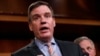 Warner propone enmienda para bloquear retiro de acreditaciones de seguridad
