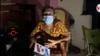 María Prado de Bustamante, mientras es entrevistada por Voz de América en Maracaibo. Su hogar tiene años sin luz eléctrica.