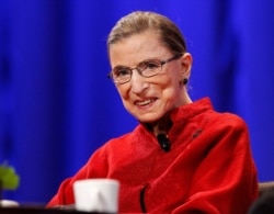 ARCHIVO - La fallecida jueza de la Suprema Corte de EE. UU., Ruth Bader Ginsburg, sonríe durante una sesión de la Conferencia de Mujeres en Long Beach, California, el 14 de julio de 2020.