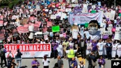 Los manifestantes recordaron el informe difundido este mes por la Oficina de Presupuesto del Congreso, el cual reveló que 24 millones de estadounidenses se quedarían sin seguro de salud en la próxima década si se aprueba el proyecto sanitario impulsado por los republicanos.