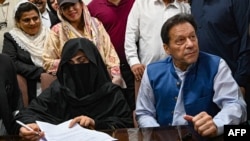 Tsohon Firai Minitan Pakistan Imran Khan (R) da matarsa Bushra Bibi (L) a babban kotu na Lahore 