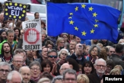 Protestantes anti-Brexit participaron en una demostración en City Hall en octubre de 2018.