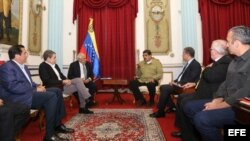Junto al presidente venezolano estaban el vicepresidente, Tareck El Aissami; el ministro de Educación, Elías Jaua; y el alcalde del municipio caraqueño Libertador, Jorge Rodríguez, todos ellos delegados del Gobierno en las negociaciones.