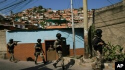 Miembros de la Fuerza de Acciones Especiales de la Policía Nacional, o FAES, patrullan el barrio Antimano de Caracas, Venezuela, el 29 de enero de 2019.
