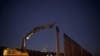 Miembros de un equipo de construcción que utilizan maquinaria pesada trabajan en una nueva sección del muro fronterizo tipo bolardo en Sunland Park, Nuevo México, EE.UU., Visto desde el lado mexicano de la frontera en Ciudad Juárez, México el 15 de enero