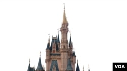 Mickey y Minnie Mouse desfilan frente al Castillo de Cenicienta en el Magic Kingdom en Disney World, Lake Buena Vista, Florida. Julio 10 de 2020.