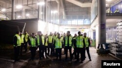 El estadio HDI Arena fue evacuado por la presencia de un objeto sospechoso. Otras fuentes citan el hallazgo de una ambulancia cargada de explosivos, pero no ha sido confirmado por las autoridades alemanas.