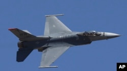 Передачу літаків  F-16 Україні оголошують президент США Джо Байден спільно із прем’єр-міністрами Нідерландів і Данії, сказав у Вашингтоні міністр оборони США Ллойд Остін. AP Photo/Aijaz Rahi