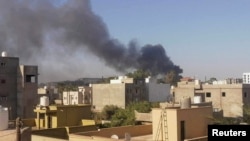 Nubes de humo se levantan desde la capital de Libia entre choques armados entre milicias el 15 de agosto de 2023.