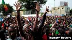 Los partidarios del imán Mahmoud Dicko y otros partidos políticos de oposición protestan contra el presidente Ibrahim Boubacar Keita en Bamako, Mali