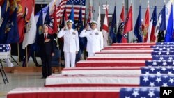 El vicepresidente Mike Pence, (izquierda), el comandante de la región Índico-Pacífico almirante Phil Davidson, (centro), y el contraalmirante Jon Kreitz, vice director de la agencia de responsabilidad de POW/MIA asisten a la ceremonia de repatriación de restos de soldados muertos en la Guerra de Corea el miércoles, 1 de agosto de 2018, en Hawái.