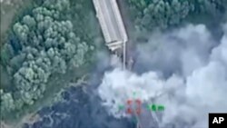Фото руйнування стратегічного мосту в Курській області Росії, 16 серпня 2024 року. Фото Українського Міністерства оборони через AP