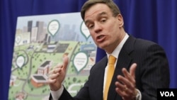 El senador Mark Warner explica el programa de alfabetización y responsabilidad digital en Richmond, Virginia.