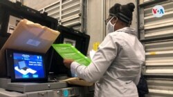 Una mujer del Departamento de Elecciones del condado de Miami-Dade inspecciona un centro de votación cumpliendo con las medidas sanitarias. Foto: Antoni Belchi / VOA