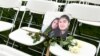 Фотографія загиблих у літаку MH17 на кріслах, що були розкладені перед посольством Росії в Нідерландах 8 березня 2020 р. на знак протесту проти того, що названо небажанням Москви співпрацювати зі слідством.