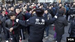 Compradores disgustados lanzaron huevos a la sucursal de Apple después de que cientos de ellos, que hicieron cola durante la noche, se les dijo que la venta del iPhone 4S no iba a comenzar como estaba previsto.