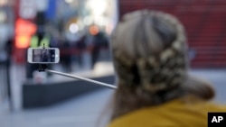Los llamados "selfie sticks" son considerados peligrosos en lugares muy abarrotados de público, según la institución Smithsonian.