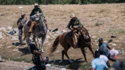 Inmigrantes haitianos, son interceptados por miembros de la Patrulla Fronteriza en Del Río, Texas, EE. UU.