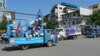 ក្បួនឡាន​ឃោសនា​របស់​គណបក្ស​កាន់​អំណាច​និង​គណ​បក្ស​ប្រឆាំង​ជួប​គ្នា​នៅតាមដង​ផ្លូវ​​នៅភ្នំពេញ នៅ​ថ្ងៃឃោសនា​ដំបួង​ តែគ្មាន​អំពើហិង្សា​ទេ។