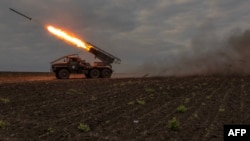 Військовослужбовці ЗСУ стріляють із РСЗВ БМ-21 "Град" по російським позиціям на Харківщині,15 травня 2024. Фото AFP