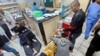 Palestinos heridos en bombardeos israelíes yacen en el suelo del hospital Intones luego de la toma del centro médico de Al Shifa, el jueves 16 de noviembre de 2023.
