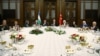 O'zbekiston Prezidenti Shavkat Mirziyoyev (markazda) sharafiga yozilgan dasturxon, Anqara, Turkiya