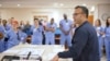 Pablo Vásquez, enfermero hispano del Houston Methodist Hospital, quien se ofreció como voluntario para supervisar el trabajo de enfermería en la sala de pacientes de coronavirus de su centro.