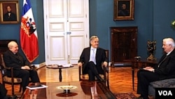 Piñera recibió la propuesta de mano del arzobispo de Santiago, cardenal Francisco Javier Errázuriz y del presidente de la Conferencia Episcopal de Chile, Monseñor Alejandro Goic.
